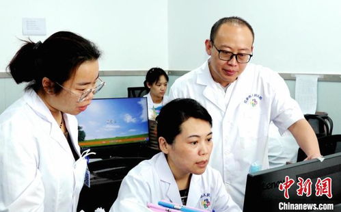 陈奕迅与医生在医院交流的照片