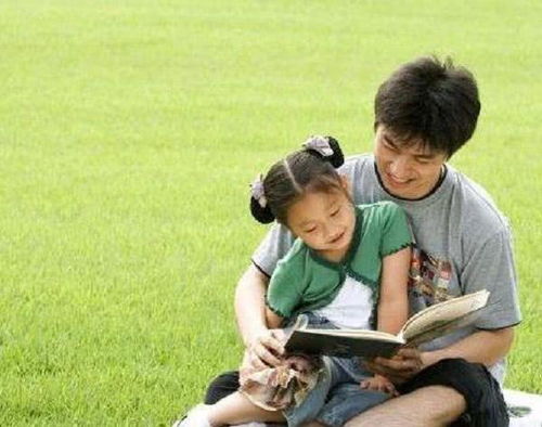 家长手持照片寻找孩子