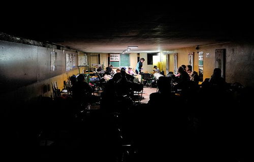 乌克兰民众在防空洞中