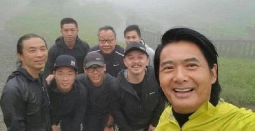 周润发与粉丝合影自拍