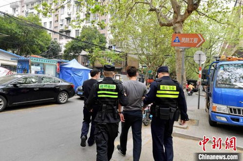 男子因造谣被警方带走现场照片