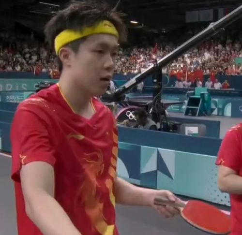 王楚钦换球拍瞬间