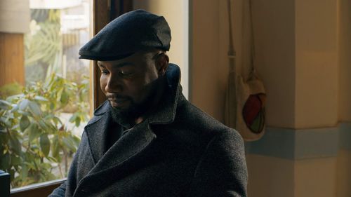 两个女生在咖啡馆开心聊天