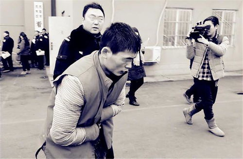 网络流传该男子与两名女子合影照片