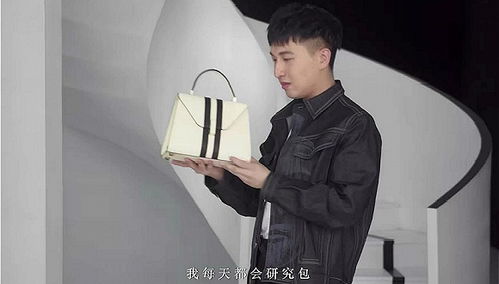 时尚博主在直播间介绍520礼物推荐