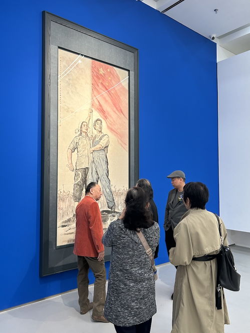 如意手持卷轴认真研究