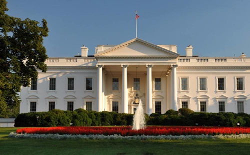 特朗普在白宫走廊行走