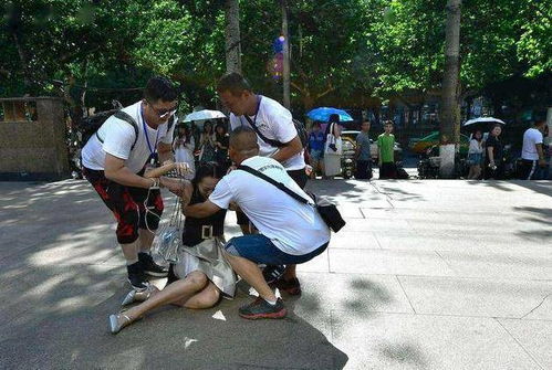 女性在户外晨跑锻炼