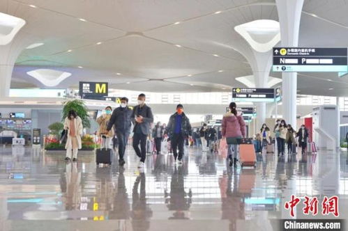 机场大厅人群等待航班信息