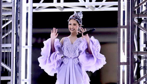 女生穿着粉色连衣裙在花园拍照