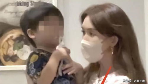 林志玲与儿子温馨互动的照片