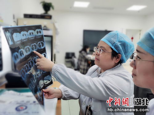 医院内医生正在查看CT影像