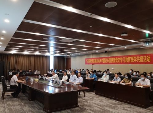 一群年轻党员在会议室里认真学习讲话内容