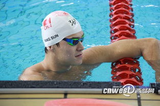 孙杨在泳池边休息沉思