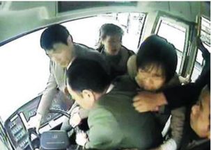 湖南邵阳乘客与公交司机当众互殴？真相曝光令人震惊！