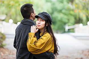 一对年轻情侣走在城市街头