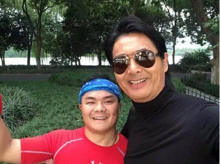 周润发在晨跑中微笑