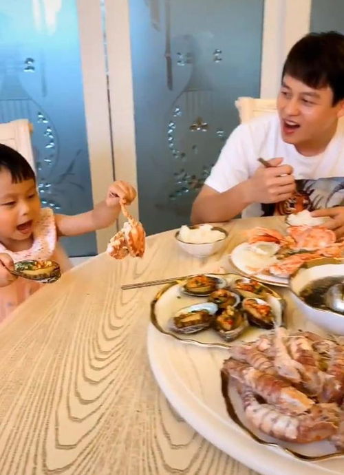 一家人围坐吃折箩，桌上摆满各种剩菜混合炒制的美食