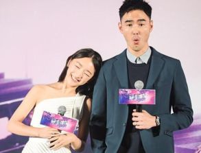 周冬雨张凌赫活动现场后台互动生图