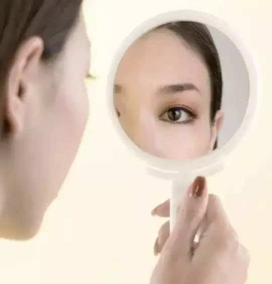 卸妆过程中的女性