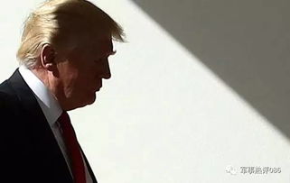 特朗普在白宫办公室接打电话