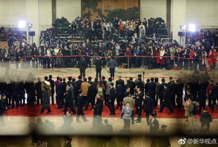 中国两会会场外的外国记者