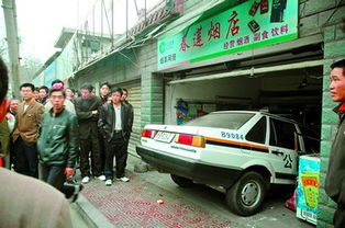 街头警车与围观群众