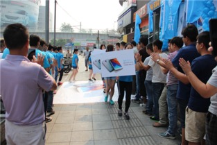 店铺门口顾客排队场景