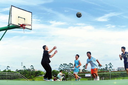 篮球运动员在训练场上练习投篮