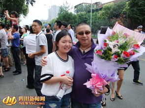 父亲为女儿送上鲜花