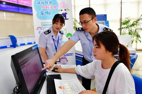 政府工作人员使用电脑进行远程视频会议