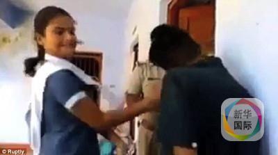 女子在警局接受审讯画面