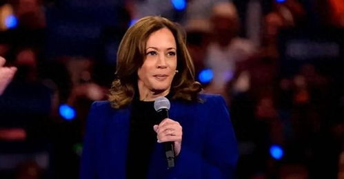 卡玛拉·哈里斯在演讲中