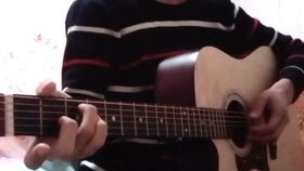 一个女生在练习弹吉他