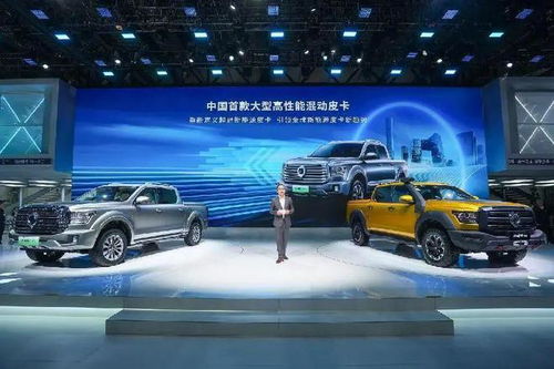 一群人在展厅观看新能源皮卡展示