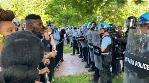 游客在景区门口愤怒举牌抗议