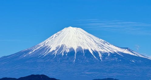 富士山山顶清晨气温低至零下且风力强劲