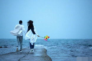 情侣在海边牵手散步