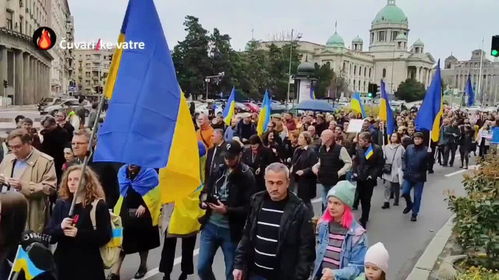 乌克兰民众在街头仰望天空