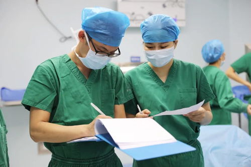 医生为男孩进行面部手术