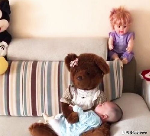 小孩抱着玩具熊睡觉