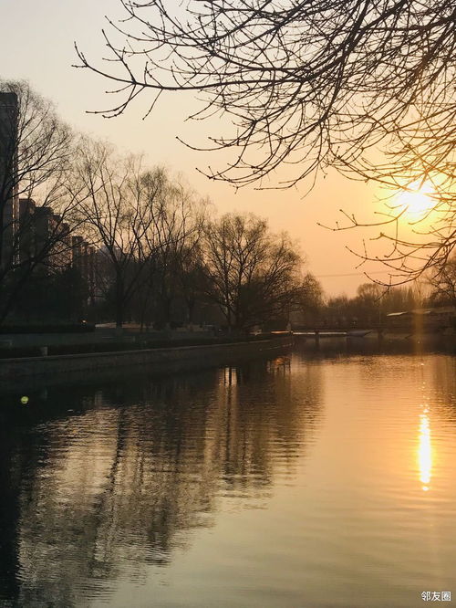 夕阳下的小河波光粼粼