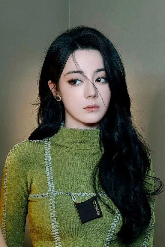 闵塔鲨在节目中保护迪丽热巴