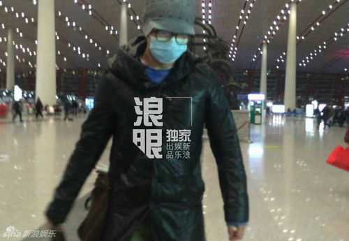 陈奕迅受伤后戴口罩现身机场