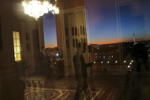 抗议人群聚集在美国国会大厦外