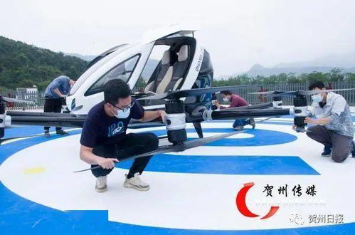 展示无人驾驶飞行器在城市上空飞行的模拟图