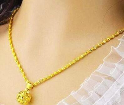 一位女性在商场试戴金项链