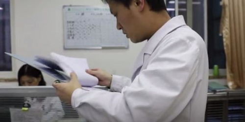 中老年男性在医院做检查