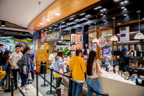 排队购买奶茶的年轻人