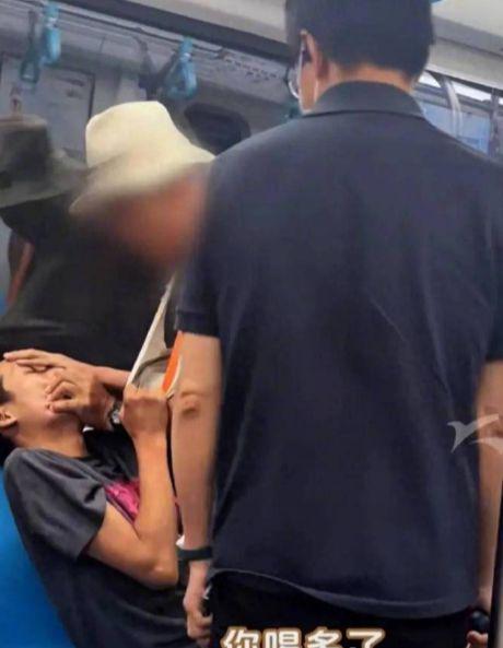 老人强拉年轻人让座 谁错了？